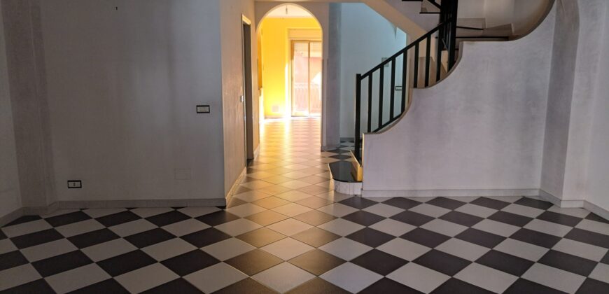 Termini Imerese:appartamento duplex via Mommasala