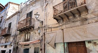 Termini Imerese: intero edificio via Dei Bagni