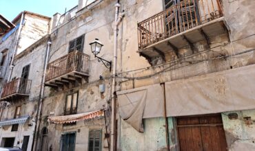 Termini Imerese: intero edificio via Dei Bagni