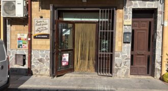 Campofelice di Roccella : attività commerciale Piazza Croce