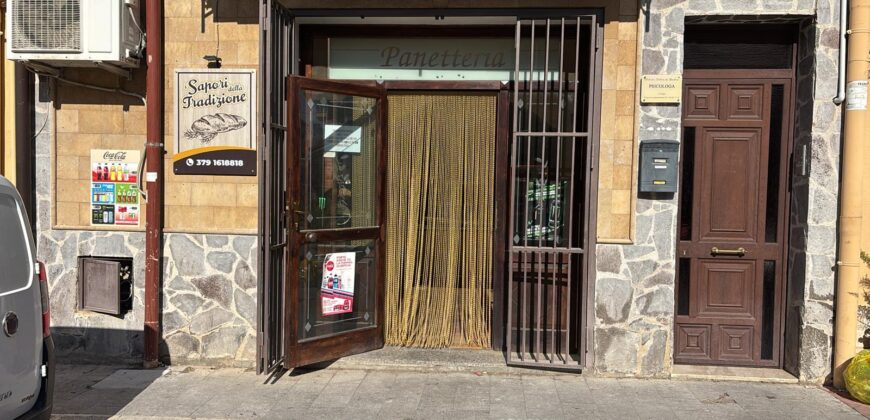 Campofelice di Roccella : attività commerciale Piazza Croce