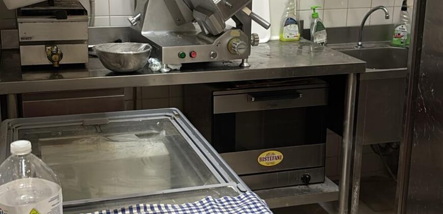 Campofelice di Roccella : attività commerciale Piazza Croce