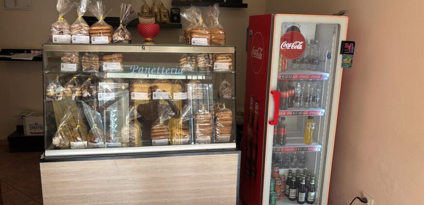 Campofelice di Roccella : attività commerciale Piazza Croce