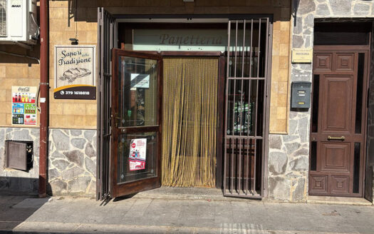 Campofelice di Roccella: attività commerciale Piazza Croce