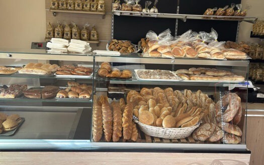 Campofelice di Roccella: attività commerciale Piazza Croce